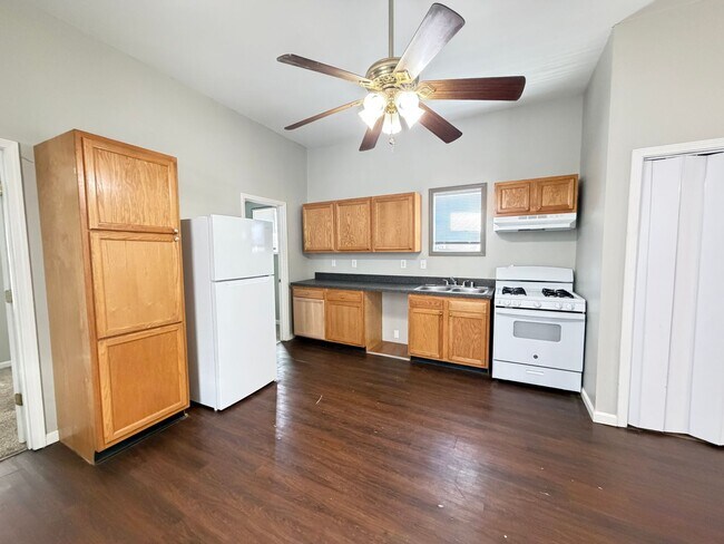 Building Photo - Beautiful Maintained 2 Bed and 1 Bath Shotgun House!