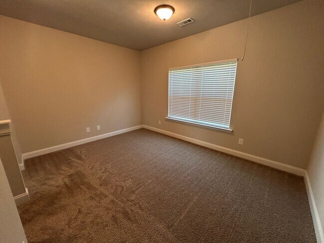Building Photo - 204 Pebble Ln