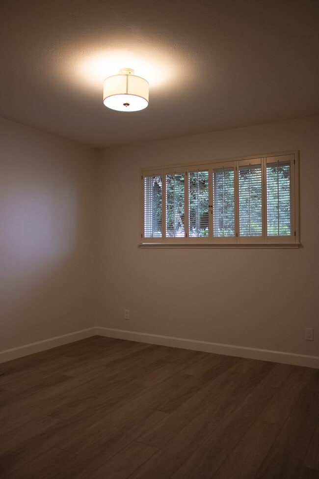 Building Photo - 3 BD 2 BA in Tahoe Park