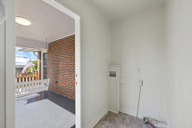 Building Photo - 389 Thompson St