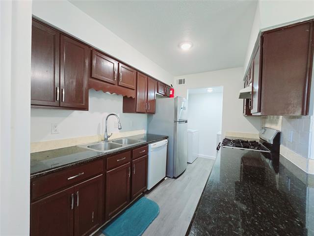 Building Photo - 620 Royal Crest Dr