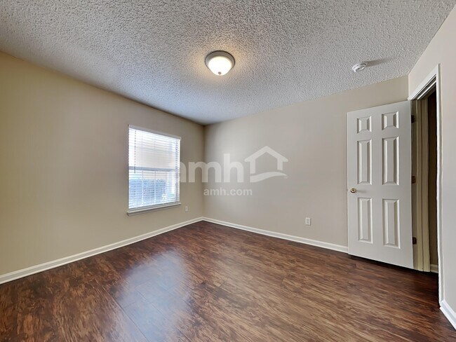 Building Photo - 530 Fallen Timbers Dr