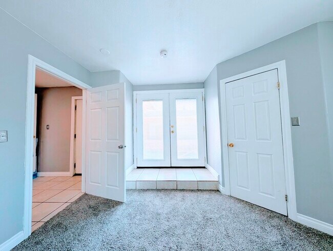 Building Photo - 4 bed with Dual master bedrooms and Solar ...
