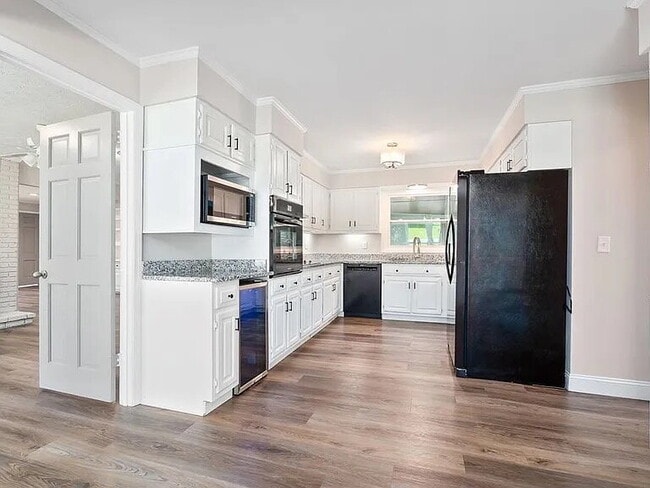 Building Photo - 1409 Robert Ln