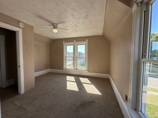 Building Photo - 4 bed 2 bath house $1,050