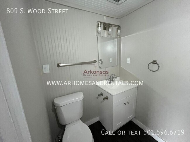 Building Photo - 809 S Wood St