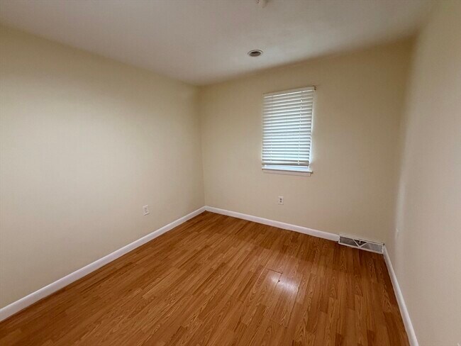 Building Photo - 280 Elm St