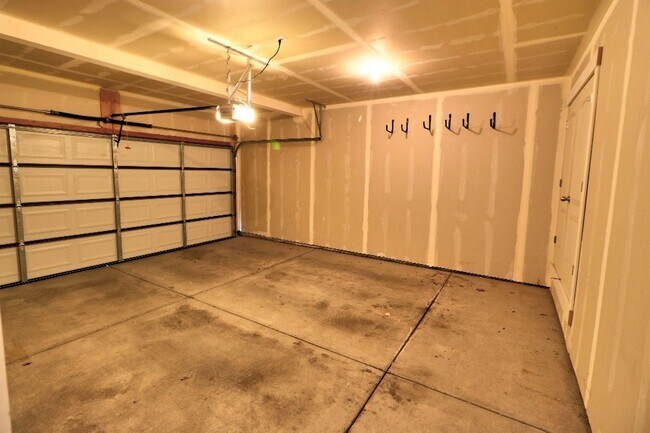 Building Photo - 3 bed 2.5 bath townhome in Salem