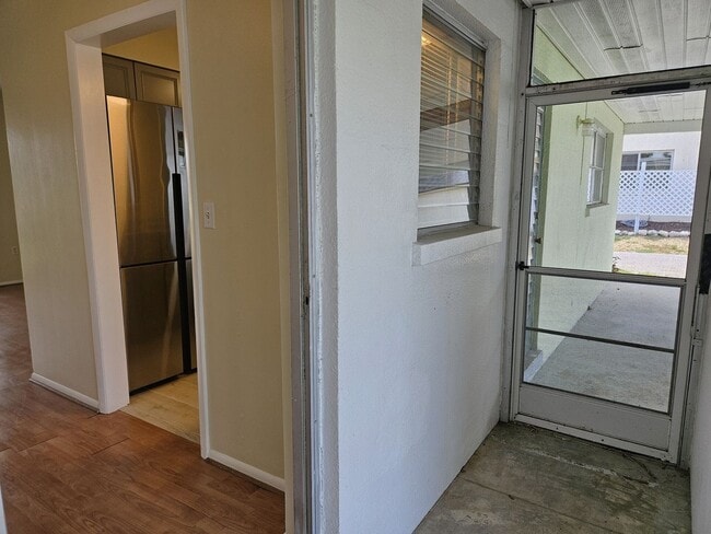 Building Photo - Annual Unfurnished 2 Bedroom, 2 Bath Duple...