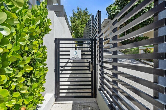 Building Photo - 1070 Del Harbour Dr