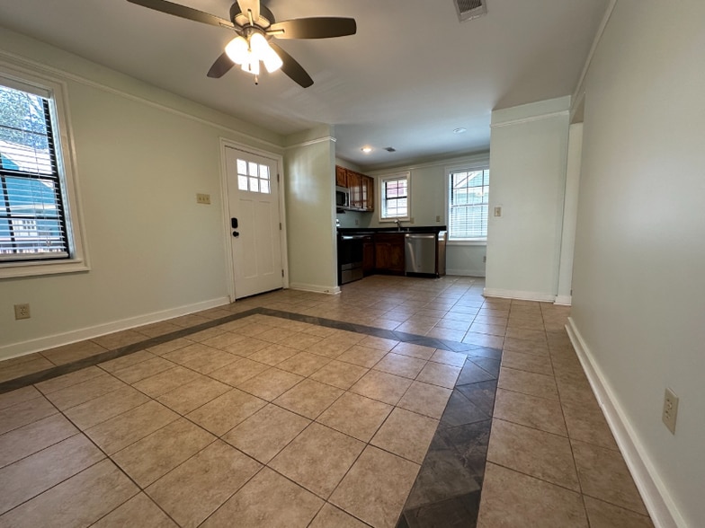 Building Photo - 507 E 7th St