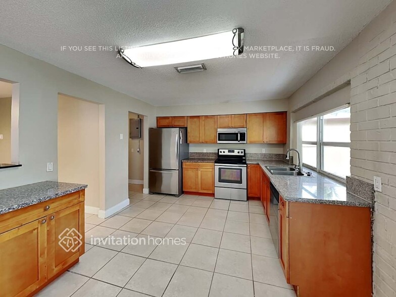 Building Photo - 10611 NW 29th Ct