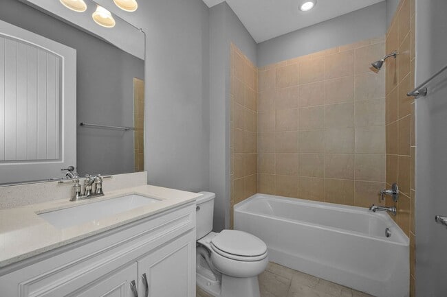 Building Photo - Large Spacious 2 bedroom 2 bath in Del Web