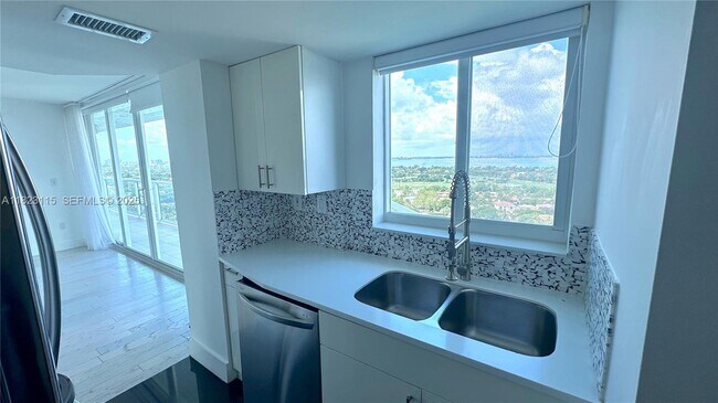 Building Photo - 5900 Collins Ave