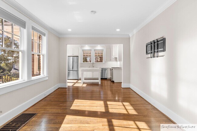 Building Photo - BEAUTIFUL ONE STORY BRICK HOME IN DOWNTOWN...