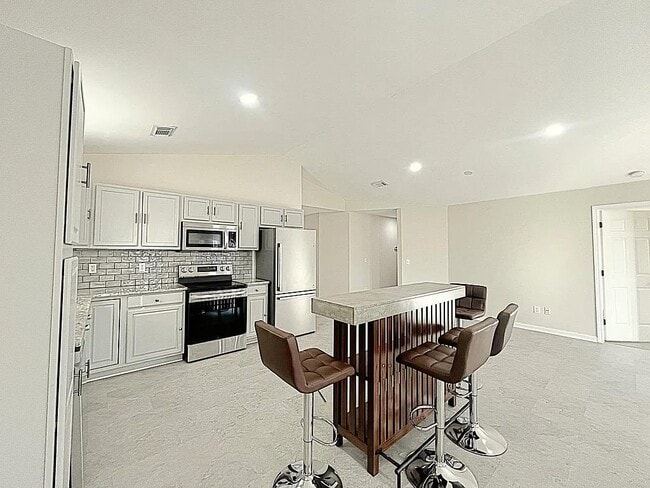 Building Photo - 511 Climbing Rose Ct