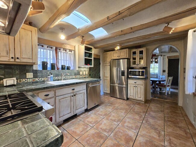 Building Photo - 770 Acequia Madre