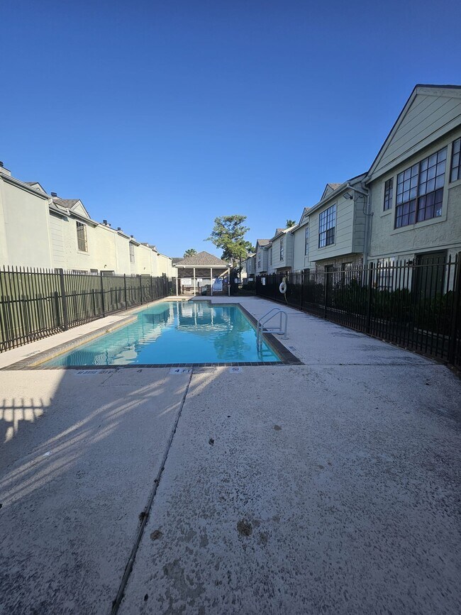 Building Photo - 8636 Village of Fondren