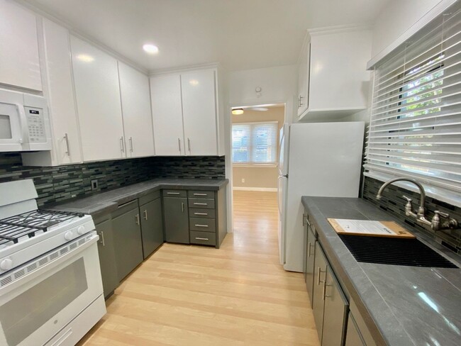 Building Photo - 2Br+ 1Br Is Garage Converted/1Ba Cozy Mode...