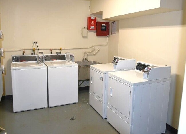 Building Photo - 9709 W Lorraine Dr