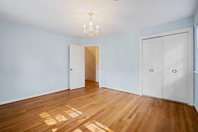 Building Photo - 2401 Scarsborough Dr