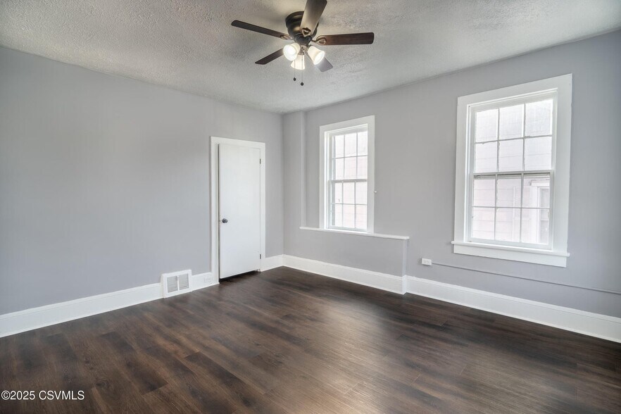 Building Photo - 934 Grand St