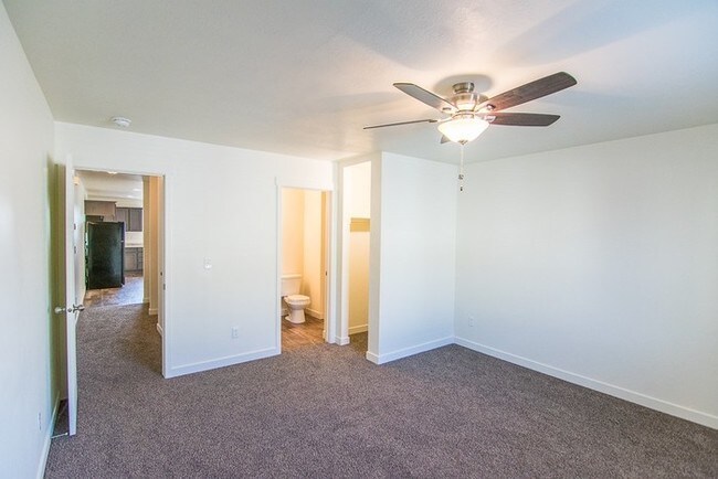 Building Photo - THE LOCHS! Gorgeous Townhome