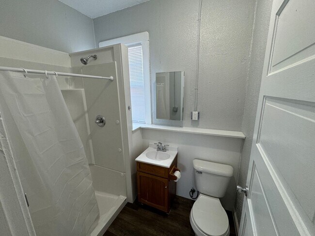 Building Photo - Large updated 2 bedroom apartment