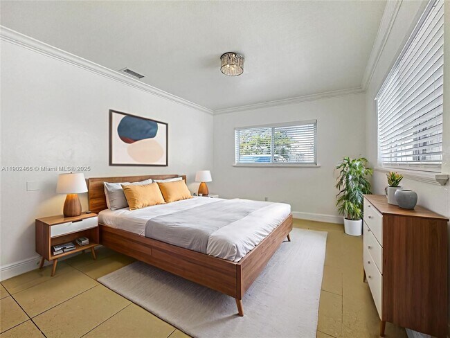 Building Photo - 508 SE 9th Ct