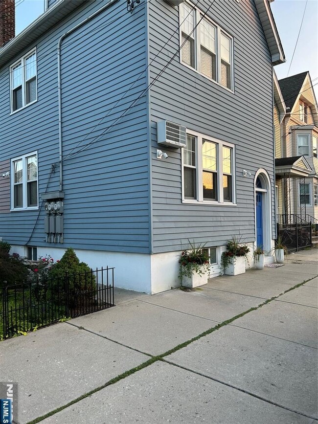 Building Photo - 415-417-417 Hamilton St