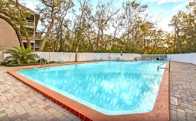 Building Photo - Close to Beach, Shopping, Restaurants!  Fu...
