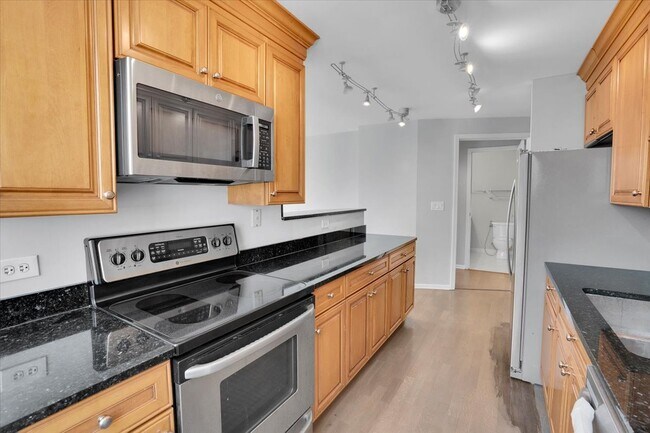 Building Photo - 345 N La Salle Dr