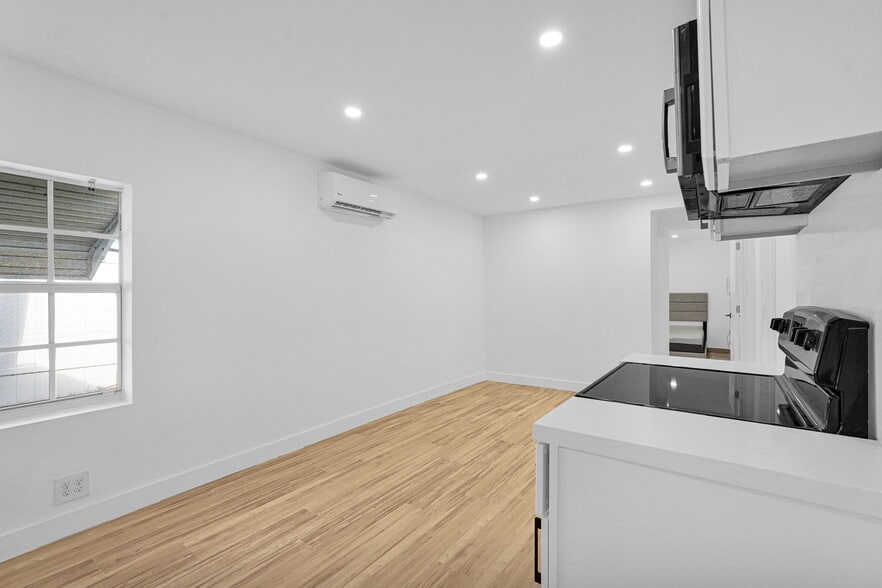 Building Photo - 2419 Coolidge St