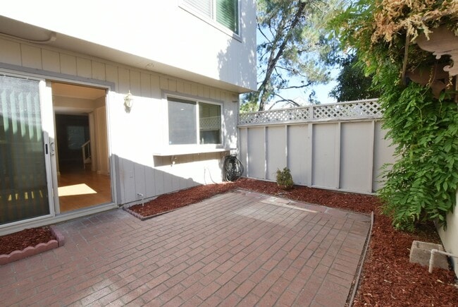 Building Photo - Beautiful 3 Bedroom 2.5 Bath End Unit Town...