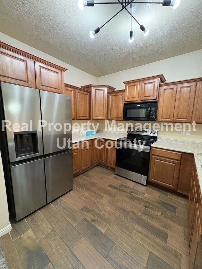 Building Photo - Beautiful townhome in Pleasant Grove