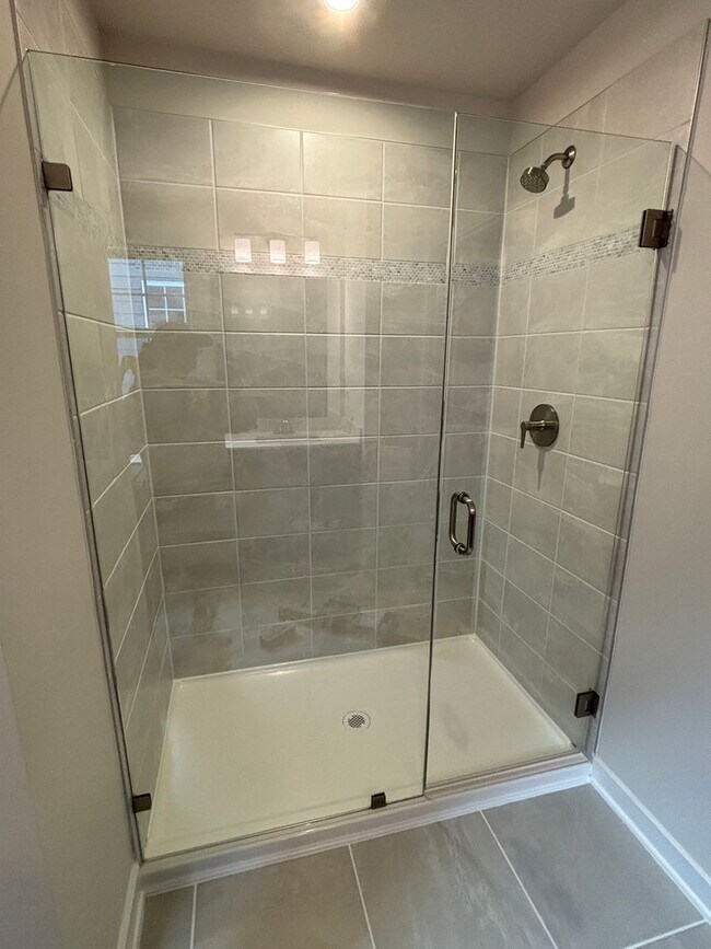 Building Photo - Luxury- New Construction