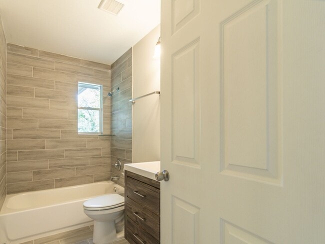 Building Photo - Renovated 3BR/2BA in Whitehaven