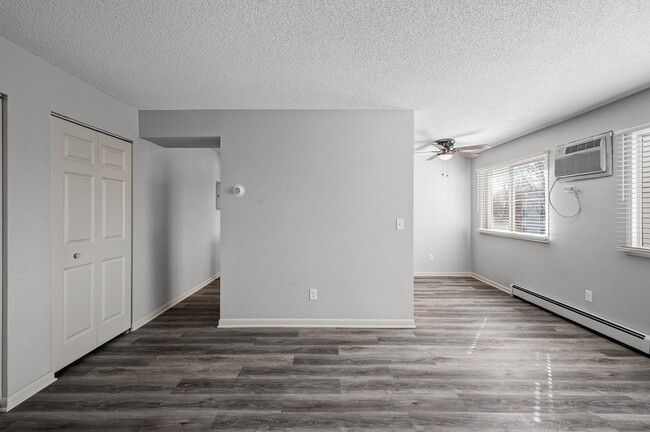 Building Photo - Rosco Apts-2720