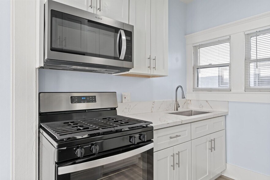 Building Photo - 1049 E 5th St