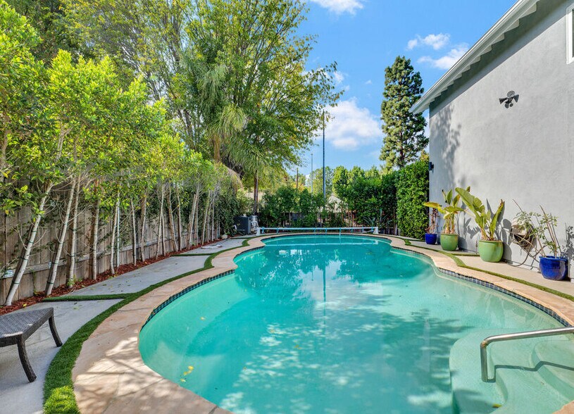 Building Photo - 4242 Van Nuys Blvd