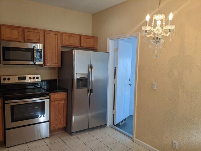 Building Photo - 2226 Oakmont Dr