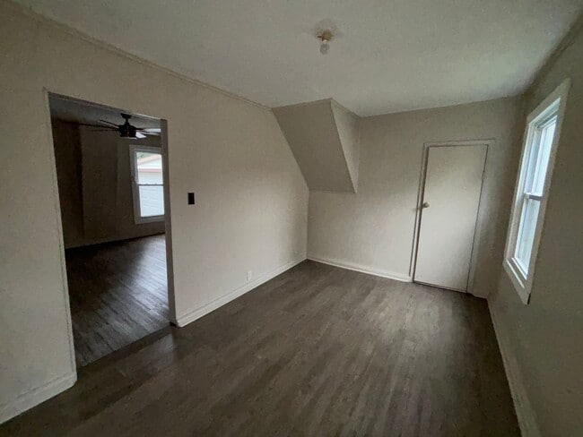 Building Photo - 411 S Oak St