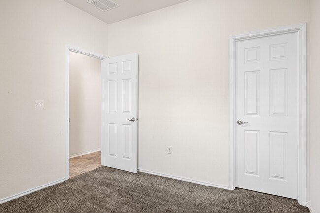 Building Photo - 805 Sandhill Branch Dr