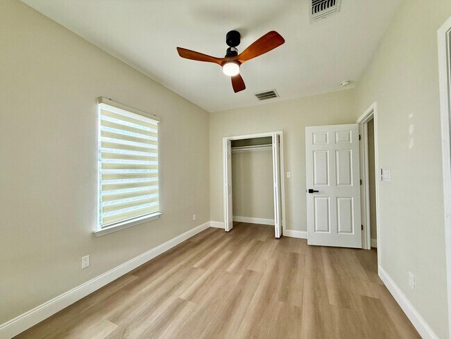 Building Photo - Modern Elegance for Rent in Prime San Anto...