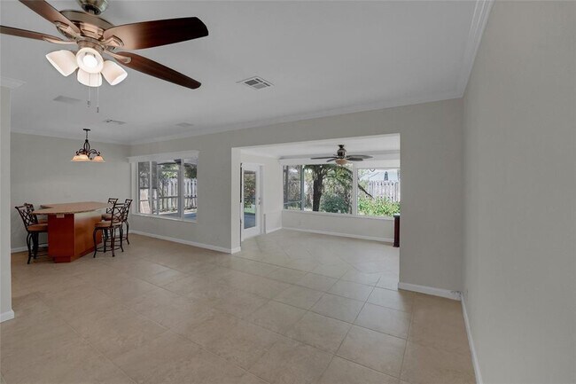 Building Photo - 2725 SE 5th Ct