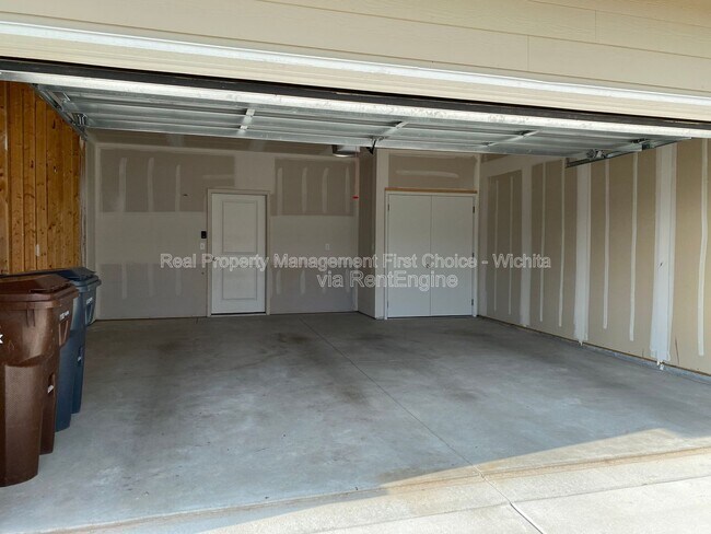 Building Photo - 412 S Longbranch Dr