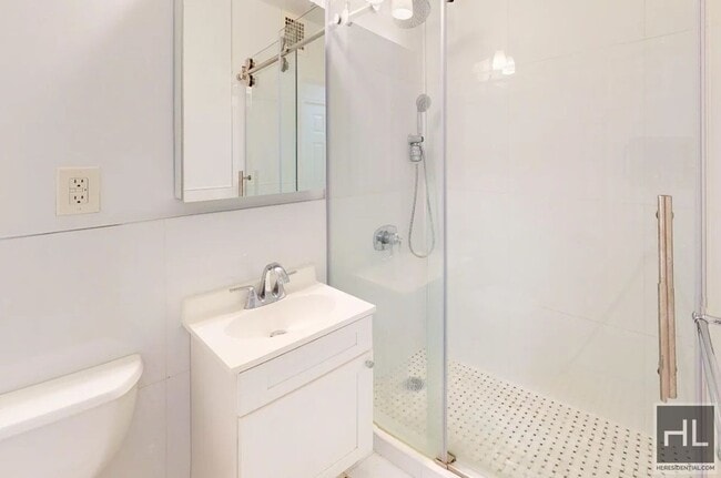 Building Photo - 2 bed flex 1 bathroom / WASHER AND DRYER / balcony / West 97th Street