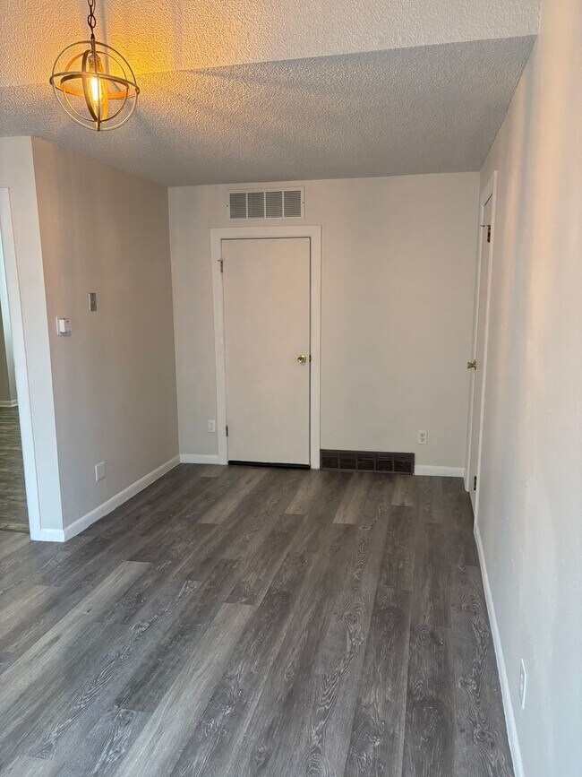 Building Photo - Spacious 2 Bedroom 1 Bath Home Across from UNC