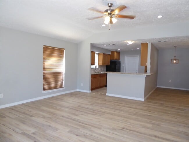 Building Photo - 2911 Mariner Dr