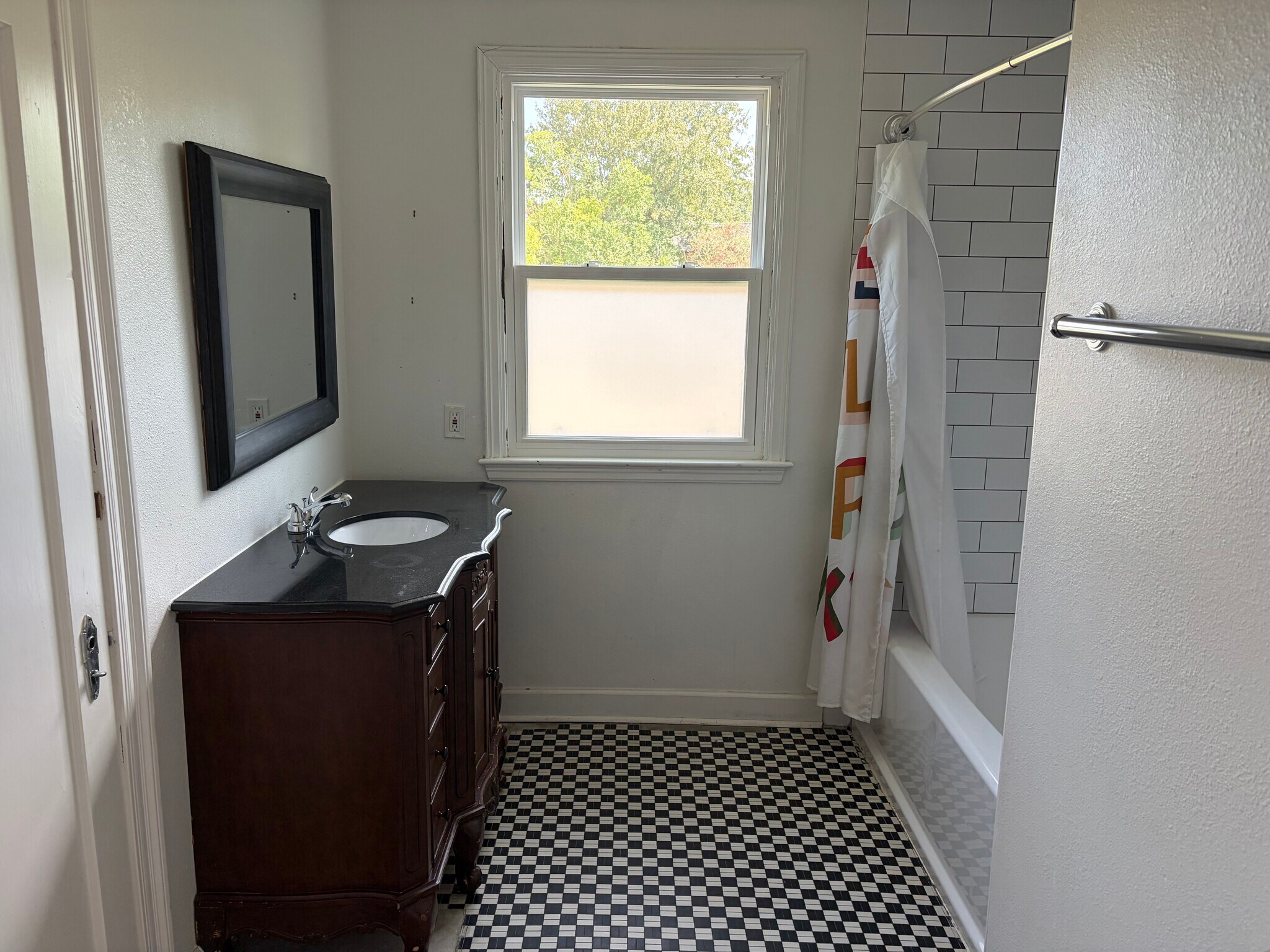 Upstairs bath - 46 Wren St